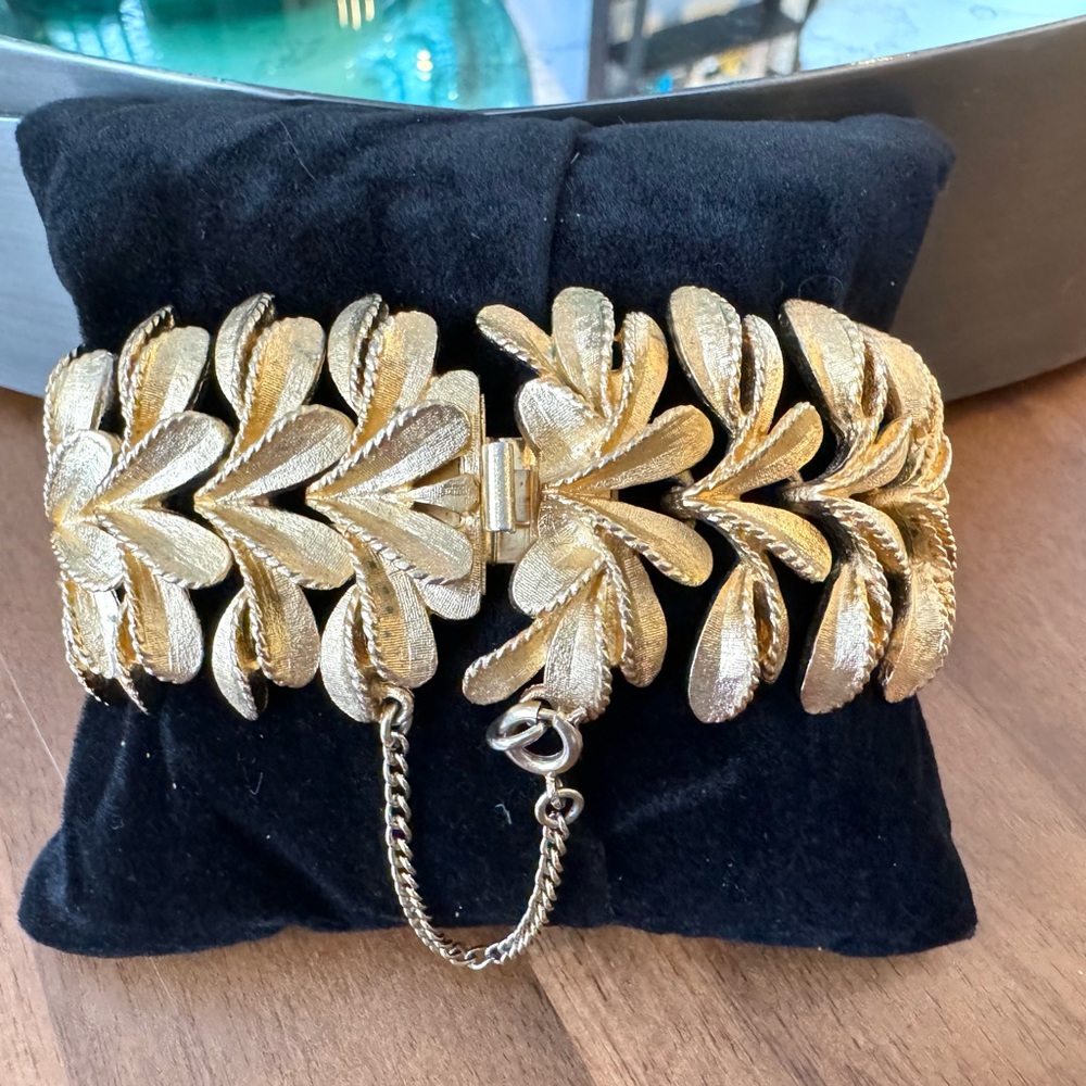 Vintage Gold Leaf Petals Clasp Bracelet - Picture 7 of 9